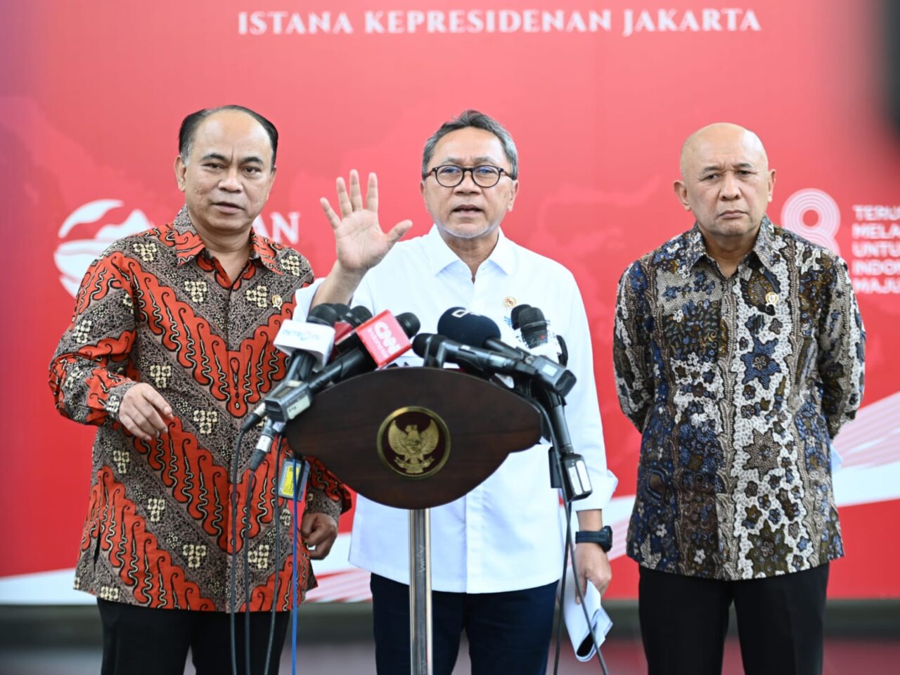 Foto : Menteri Perdagangan Zulkifli Hasan (Berdiri di tengah) (Dok. Setpres) 